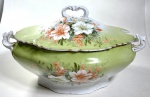 GRANDE SOPEIRA EM PORCELANA PINTADA A MÂO , MONOGRAMADA. MEDIDAS: 20 X 25 X 36 CM