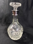 BELÍSSIMA GARRAFA EM CRISTAL EUROPEU LAPIDADO, GARGALO COM DETALHE EM METAL PRATEADO. MEDIDAS: 29 CM