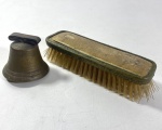 SINO EM BRONZE E ESCOVA DE TOUCADOR. NO ESTADO. MEDIDAS: