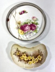 ANTIGA BANDEJA EM MAJÓLICA COM ARMAÇÃO EM METAL E PRATO PARA APERITIVO EM PORCELANA PINTADO Á MÃO.BANDEJA COM AVARIAS.  MEDIDAS BANDEJA 25,5 CM / PRATO MEIA LUA 11,5 X 22 CM
