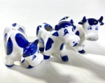 TRÊS PORTA TEMPEROS EM PORCELANA REPRESENTANDO VAQUINHAS. MEDIDAS:
