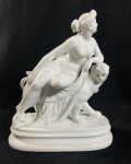 GRUPO ESCULTÓRICO REPRESENTANDO ARIADNE MONTADA EM UMA PANTERA, FIGURA NEOCLÁSSICA, SÉCULO XIX,  EM PORCELANA EUROPEIA, INSPIRADA EM DANNECKER. A FIGURA RETRATA UMA JOVEM NUA COM OS CABELOS PRESOS EM UM COQUE E USANDO UMA COROA DE FOLHAS DE VIDEIRA, SIMBOLIZANDO SUA CONDIÇÃO DE ESPOSA DE DIONÍSIO, O DEUS DO VINHO. ELA É MONTADA EM UMA POSE SERENA, ILUSTRANDO "A DOMESTICAÇÃO DA SELVAGERIA PELA BELEZA" MEDIDAS: 24 x 9 x 21 cm , Apresenta sutil rachadura na pata do tigre,   recomenda-se restauro de conservação VEJA FOTOS EXTRAS.