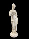 FIGURA NEOCLÁSSICA  EM PORCELANA DE SÉVRES DE INSPIRAÇÃO MITOLÓGICA  DE "PSIQUÊ" COM UMA BORBOLETA, FINAL DO SÉCULO XIX  - REPRODUÇÃO EM  EM PORCELANA ASSOSSIADA À DEUSA ROMANA DO AMOR, BELEZA E FERTILIDADE , REPRESENTAÇÃO DA OBRA  DE ANTONIO CANOVA. (1757-1822), MARCA DA MANUFATURA GRAVADA NA BASE. MEDIDAS: 35 CM