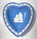 WEDGWOOD - ENGLAND - PRATINHO EM JASPER AZUL E BRANCO NA FORMA DE CORAÇÃO  COM DECORAÇÃO NEOCLÁSSICA. MEDIDAS: 11,5 X 11 CM CURIOSIDADES: EM 1738 COMEÇARAM AS ESCAVAÇÕES DE POMPEIA E HERCULANO PRÓXIMO DE NÁPOLES NA ITÁLIA CRIANDO A PARTIR DESSA ÉPOCA, NA EUROPA, UM NOVO INTERESSE AO ESTILO NEOCLÁSSICO. EM 1759, JOSIAH WEDGWOOD FUNDOU UMA MANUFATORA DE PORCELANA INSPIRADA EM MOTIVOS DA ANTIGUIDADE CLÁSSICA, TORNANDO SUA EMPRESA CONSAGRADA MUNDIALMENTE. AS PEÇAS ERAM REALIZADAS COM UM TIPO DE MATERIAL AO QUAL FOI DADO O NOME DE JASPER.