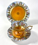 LORIS PORCELAIN  - CONJUNTO DE XICARA DE COLEÇÃO 'DEMITASSE', PIRES E PRATO DE SOBREMESA ESTILO ROCOCÓ/ NEOCLÁSSICO EM PORCELANA EUROPÉIA, DECORAÇÃO DE CENAS GALANTES RETRATADAS NAS RESERVAS , MEDALHÕES, SAO CONHECIDAS COMO CENAS DE 'COURTING COUPLE' CASAL GALANTE. MEDIDAS DA XICARA 7 CM DE ALTURA X 9 CM DE BOCAL / PIRES 14,5 CM / PRATO 20 CM