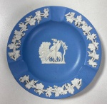 WEDGWOOD - ENGLAND - CINZEIRO EM JASPER AZUL E BRANCO  COM DECORAÇÃO NEOCLÁSSICA. MEDIDAS: 11 cm. CURIOSIDADES: EM 1738 COMEÇARAM AS ESCAVAÇÕES DE POMPEIA E HERCULANO PRÓXIMO DE NÁPOLES NA ITÁLIA CRIANDO A PARTIR DESSA ÉPOCA, NA EUROPA, UM NOVO INTERESSE AO ESTILO NEOCLÁSSICO. EM 1759, JOSIAH WEDGWOOD FUNDOU UMA MANUFATORA DE PORCELANA INSPIRADA EM MOTIVOS DA ANTIGUIDADE CLÁSSICA, TORNANDO SUA EMPRESA CONSAGRADA MUNDIALMENTE. AS PEÇAS ERAM REALIZADAS COM UM TIPO DE MATERIAL AO QUAL FOI DADO O NOME DE JASPER.