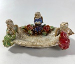 PORTA AGUA BENTA/ CENTRINHO EM CERÂMICA CHINESA COM RICA POLICROMIA E 3 ANJOS EM SOBREPOSIÇÃO COM FLORES. MEDIDAS: 8,5 X 12 X 19 CM