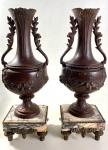 PAR DE ÂNFORAS FRANCESAS EM PETIT BRONZE COM BASE EM MÁRMORE SÉCULO XIX. MEDIDAS: