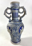 SIMON PETER GERZ-  MODELO 228 - GARRAFA / VASO EM GRÉS ALEMÃO FINAL DO SÉCULO XIX , CIRCA DE 1880-1910- DUAS ALÇAS, MOLDADO EM RELEVOS APLICADOS. MEDIDAS: