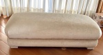 PUFF RETANGULAR, FORRADO EM TECIDO AVELUDADO NA COR CREME. MEDIDAS:  40 X 63 X 140 CM / ATENÇÃO: RETIRADA NO BAIRRO BOA VISTA EM PORTO ALEGRE