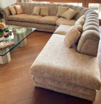 GRANDE SOFÁ  MODULAR FORMATO EM "L"  FORRADO EM TECIDO ADAMASCADO FLORAL EM TONS SUAVES DE ROSA ANTIGO BEGE E VERDE CLARO, ENCOSTO COM DESIGN CANELADO E VOLUMOSO, PROPORCIONANDO IMPONÊNCIA E CONFORTO VISUAL. ACENTOS AMPLOS E PROFUNDOS . EM ÓTIMO ESTADO. ACOMPANHA DEZ ALMOFADAS SOLTAS. MEDIDAS APROXIMADAS:  75 CM DE ALTURA  X 280 CM COMP.  PRIMEIRA PARTE  X 40 CM COMP. SEGUNDA PRATE  (CENTRAL) X 170 CM COMP. TERCEIRA PARTE - ATENÇÃO: RETIRADA NO BAIRRO RIO BRANCO EM PORTO ALEGRE