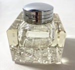 ART'DECO -ELEGANTE E E ROBUSTO TINTEIRO DE MESA EM CRISTAL MACIÇO E DE FORMATO CÚBICO, A BASE POSSUI REFINADA  LAPIDAÇÃO EM PADRÃO  BICO DE JACA  NA BASE , GARGALO E TAMPA EM METAL PRATEADO. MEDIDAS: 8 X 7 X 7 CM