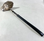 ANTIGA CONCHA  FRANCESA EM METAL ESPESSURADO A PRATA COM CABO EM MADEIRA. MEDIDAS:  39 CM