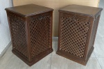 PAR DE MESINHAS AUXILIARES / GABINETE PARA CAIXA DE SOM  CIRCA 1960 /1970 -  CONFECCIONADO EM MADEIRA NOBRE, CORPO EM TRELIÇA CRUZADA, ENCIMADO POR SAIA RICAMENTE ENTALHADA COM MOTIVOS FLORAIS PARTE INFERIOR VAZADA, TAMPO LISO, APRESENTA MARCAS. MEDIDAS: