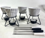 QUATRO DELICADOS RECHAUD PARA FONDUE INDIVIDUAIS CONFECCCIONADO EM PORCELANA ESMALTADA BRANCA COM DECORAÇÃO GEOMÉTRICA , ACOMPANHA VELAS E GARFINHOS 