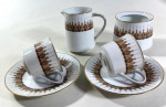 NORITAKE -JAPAN  DUAS XÍCARAS DE CAFÉ, CREMEIRA E AÇUCAREIRO (SEM A TAMPA) EM PORCELANA JAPONESA. UMA XÍCARA COM BICADO. MEDIDAS: CREMEIRA 9,5 CM DE ALT. /AÇUCAREIRO 7 CM /