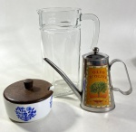TRÊS PEÇAS PARA COZINHA SENDO  PORTA AZEITE EM METAL,  JARRA EM VIDRO TRANSLUCIDO E SALEIRO EM PORCELANA AZUL E BRANCA  COM TAMPA EM MADEIRA,  ACOMPANHA COLHER EM PORCELANA. MEDIDAS: JARRA  25 CM / PORTA AZEITE 15 CM / SALEIRO 7 X 13 CM