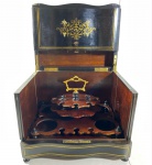 ANTIGO ARMARIO DE LICOR DE TÂNTALO FRANCÊS - NAPOLEÃO III MEADOS DO FINAL DE 1800 CRIADO EM MADEIRA EBONIZADA COM DETALHES EM MARCHETARIA E INSCRUSTAÇÃO DE LATÃO, O INTERIOR DA CAIXA POSSUI UM CARRINHO DE MADEIRA REMPVÍVEL, ABERTURA ARTICULADA. MEDIDAS: 28 X 33 X 23 CM