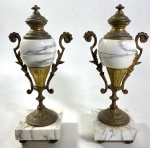 PAR DE ÂNFORAS EM BRONZE E MÁRMORE FRANCÊS- SÉCULO XIX. MEDIDAS: 26 CM DE ALT.