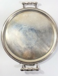BANDEJA REDONDA COM  PEGAS EM METAL PRATEADO. DESGASTE NO METAL MEDIDAS: 50 CM COM PEGA/ 43 CM CIRC.