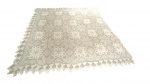 LINDA COLCHA  DE CAMA DE CASAL CONFECCIONADA A MÃO ( CROCHET)  EM FIO DE ALGODÃO APRESENTA SUJIDADE. MEDIDAS: 260 CM X 300CM  / SOMAR 16 CM DE BARRA LATERAL