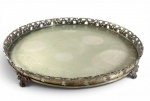 GRANDE BANDEJA OVAL EM METAL PRATEADO, GALERIA VAZADA. MEDIDAS: 7 X 50 CM