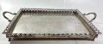 TABULEIRO EM METAL PRATEADO. MEDIDAS: 62  X 41 X 6 CM