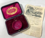 CAIXA ORIGINAL COLECIONÁVEL DE RELÓGIO DE BOLSO PATEK PHILIPPE COM FOLHETO REPRESENTATIVO DO ORIGINAL DA ÉPOCA. MEDIDAS: 3 X 10 X 14 CM