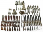 EBERLE - FAQUEIRO PRATA 90 CONTENDO 88 PEÇAS SENDO: 11 GARFOS DE SOBREMESA / 11 FACAS DE SOBREMESA/ 11 COLHERES DE SOBREMESA / 5 COLHERES DE CAFÉ/  8 COLHERES DE SOPA / 11 COLHERES PARA CHÁ / 3 GARFOS PARA APERITIVO / 12 FACAS PARA PEIXE /   12 GARFOS PARA PEIXE/ 1 CONCHA / GARFO E 2 ESPÁTULAS  PARA SERVIR /