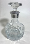 GARRAFA EM CRISTAL  COM LAPIDAÇÃO DEDÃO E BOCAL EM METAL PRATEADO. MEDIDAS: 21 CM DE ALTURA