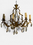 LUSTRE EM BRONZE COM 8 BRAÇOS,  GRANDES PINGENTES EM CRISTAL, UM PONTO DE LUZ CENTRAL. MEDIDAS: 62 X 67 CM