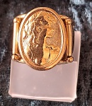JÓIA- Um lindo anel, como novo, em ouro 750, amarelo, com uma  Madona ao centro, aro regulável, peso 9,5g. Peça em poder do Comitente.