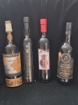 BEBIDAS- 4 Garrafas de bebidas diversas, sendo: 2 vinhos Portugueses, 1 litro de vinho de amora e 1  de batida de jabuticaba, não garantimos o teor dos líquidos.