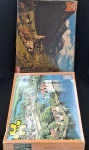 QUEBRA CABEÇA- Dois jogos de quebra cabeça, sendo: 1 Castelo do lago, medindo 49,7 x 69,7cm, com 972 peças e o outro com 1000 peças, medindo 52 x 68cm.