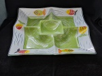 VIDRO- Uma travessa com divisórias em vidro pintado nas cores branco e amarelo com peixes ao redor nas bordas, em excelente  estado, como nova, medindo 33 x 34cm.