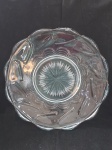 VIDRO- Um prato redondo de bolo em vidro prensado, com uma pequena trinca na borda, medindo 31cm de diâmetro.