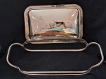METAL PRATEADO- Um suporte com tampa em metal espessurado em prata, para travessa em vidro de 28 x 18cm, o suporte mede com as alças 38 x 19cm, em perfeito estado.
