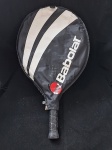 ESPORTE- Uma antiga raquete de tênis infantil, em perfeito estado.