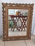 ESPELHO- Um antigo e lindo espelho com moldura trabalhada em estilo clássico ou barroco, com detalhes esculpidos e pequenos espelhos facetados embutidos na moldura, em excelente estado, medindo com moldura 80 x 63cm e só espelho 55 x 39cm.