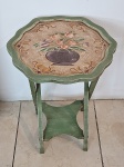 MESA- Uma antiga e linda mesa de apoio, em madeira com pintura feita à mão, estilo cavalete, medindo  altura 58,5cm aberta e tampo 44 x 41,5cm, no estado.
