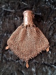 PRATA- Uma linda e antiga bolsinha de moeda em prata, pesando 26g, medindo 10 x 7cm, em perfeito estado.
