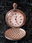 RELÓGIO DE BOLSO- Um antigo relógio de bolso,  quartz , funcionando, com bateria nova.