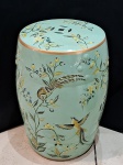 PORCELANA- Um lindo e antigo banco Garden Seat, porcelana verde floral com pássaros , decoração Oriental, designe cilíndrico, medindo 45 x 28 x 32cm, em perfeito estado.