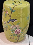 PORCELANA- Um lindo e antigo banco Garden Seat, porcelana verde abacate floral com pássaros , decoração Oriental, designe cilíndrico, medindo 45,5 x 27 x 32cm, em perfeito estado.