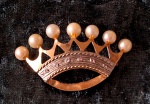 JÒIA- Um lindo broche, em forma de coroa, em ouro amarelo e branco, com pérolas naturais e brilhantes, pesando 3,6g.