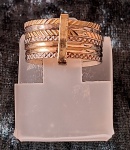 JÓIA- Uma linda aliança 7 fios diamantada, em ouro amarelo e branco 750, pesando 3,5g, aro  13.