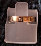 JÓIA- Uma linda aliança com um brilhante, em ouro 750, pesando 2,4g, aro 15.