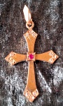 JÓIA-Um lindo pingente de cruz, em ouro 750, com rubi e zircônias, medindo 3,5 x 2cm, pesando 1,3g.