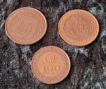MOEDAS- Um lote com 3 moedas Portuguesas de 200 e 100 Escudos e 1 de 5 patacas de 1982 de Macau.