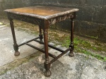 MESA- Uma antiga mesa de apoio, canto em madeira maciça, pés torneados e tampo talhado, medindo 63 x 70 x 55cm, em bom estado. Retirada em Laranjeira.